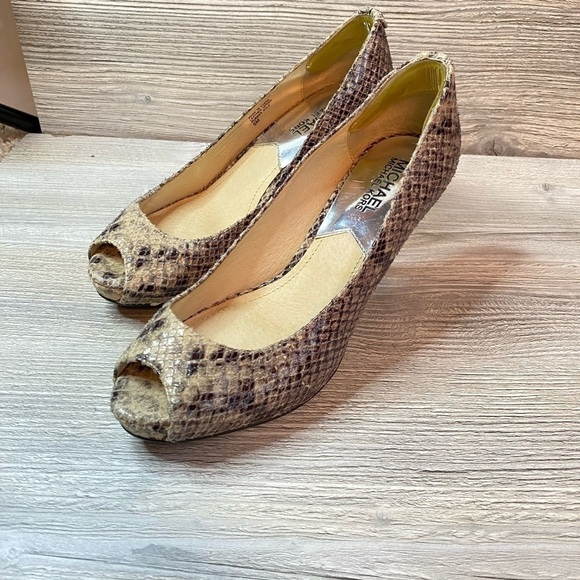 Leather peep toe heels Michael Kors leather snake platform pumps. - Picture 2 of 9